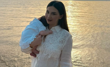 Pak pasi u bë nënë, Kiara Tito publikon fotografi me të bijën nga plazhi