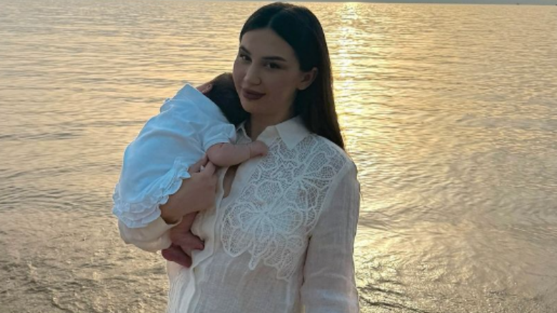 Pak pasi u bë nënë, Kiara Tito publikon fotografi me të bijën nga plazhi