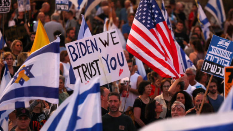 Rreth 120 mijë protestues në Tel Aviv i bëjnë thirrje Netanyahut të miratojë marrëveshjen e armëpushimit të përshkruar nga SHBA-ja