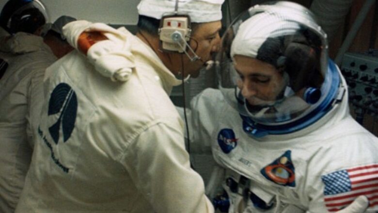 Rrëzohet aeroplani në Uashington, vdes astronauti amerikan që realizoi fotografinë ikonike në hapësirë