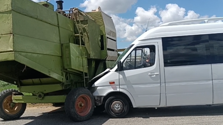 Furgoni me turistë francezë përplaset me autokombajnën në Lushnjë, shtatë të plagosur