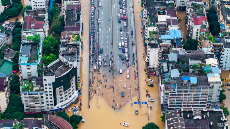 Shirat e dendur godasin Kinën ndërsa përmbytjet kërcënojnë miliona njerëz