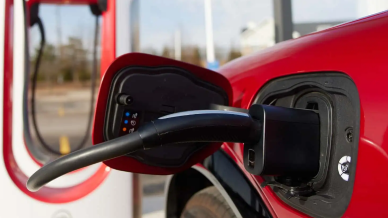 Gati gjysma e pronarëve të automjeteve elektrike në Amerikë duan të kthehen në ato me benzinë