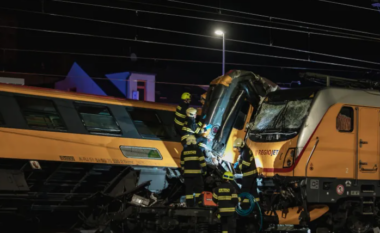 Katër të vdekur dhe dhjetëra të plagosur nga një përplasje trenash në Çeki
