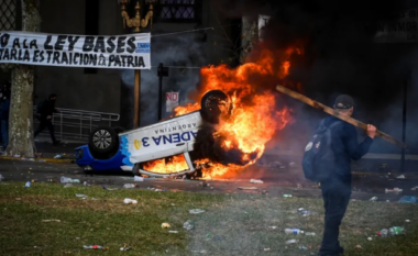 Trazira të mëdha në Buenos Aires pasi presidenti argjentinas njoftoi ulje të pensioneve dhe pagave