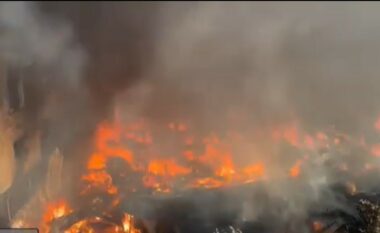 Zjarri që përfshiu tregun në Shkodër, 5 banesa të djegura dhe 25 njësi tregtare, në ndihmë të zjarrfikësve shkon dhe helikopteri