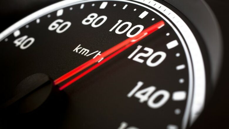 A e dini se është e rregulluar sa mund të ‘mashtrojnë’ matësit e shpejtësisë në vetura