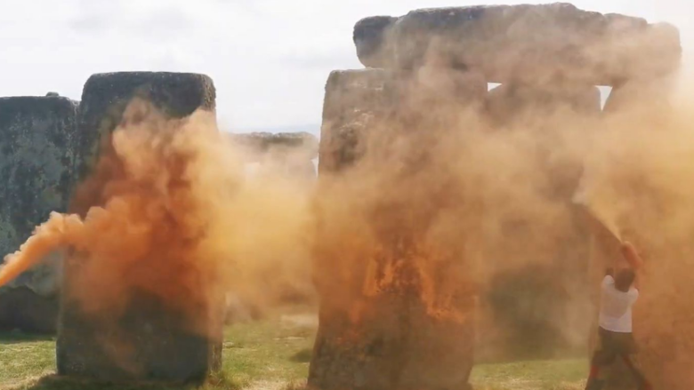 Tre të arrestuar nën akuzat për spërkatjen e monumentit prehistorik Stonehenge me pluhur portokalli