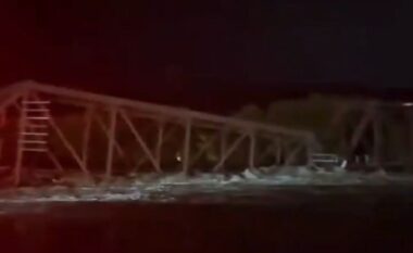 “U këput në mes”: Ura bie në lumin Iowa pas përmbytjeve të mëdha