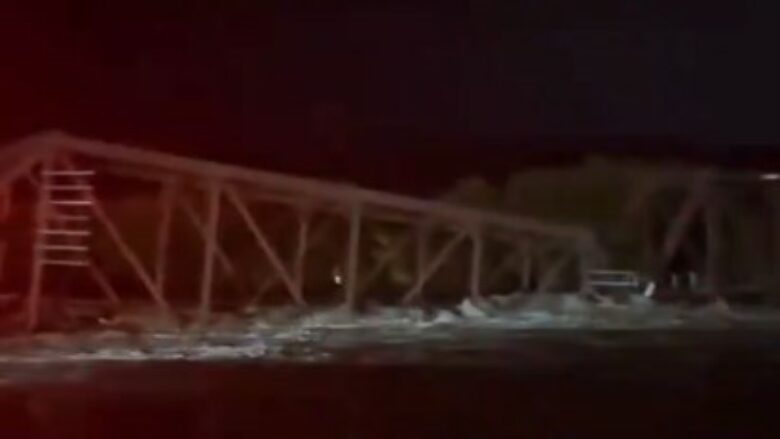 “U këput në mes”: Ura bie në lumin Iowa pas përmbytjeve të mëdha