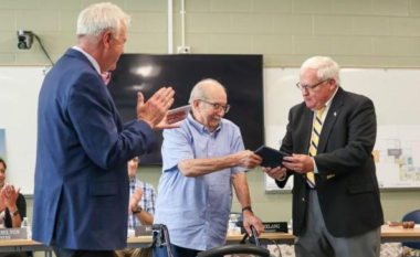 Burri 90 vjeç nga Michigani merr diplomën e shkollës së mesme