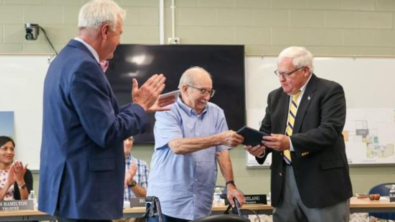 Burri 90 vjeç nga Michigani merr diplomën e shkollës së mesme