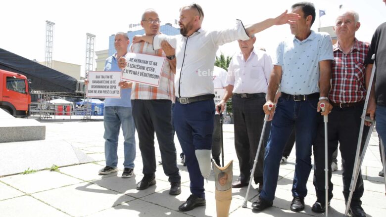 Shoqata e të Plagosurve Civilë nga Minat protestojnë para Qeverisë, kërkojnë trajtim të barabartë