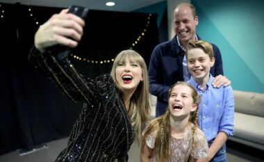 Princi William me fëmijët janë fansa të Taylor Swift, pozojnë me artisten pas mbarimit të koncertit