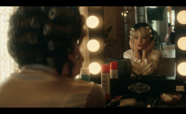 Nisur nga Pamela Anderson: Pse duhet t’i flasësh vetes para pasqyrës?