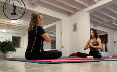 Dobitë e praktikimit të jogas, flet instruktorja Besa Kastrati