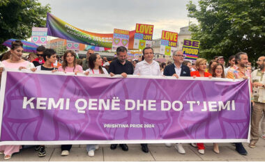 “Kemi qenë dhe do të jemi”, Kurti me ministra i prijnë “Paradës së Krenarisë” në Prishtinë