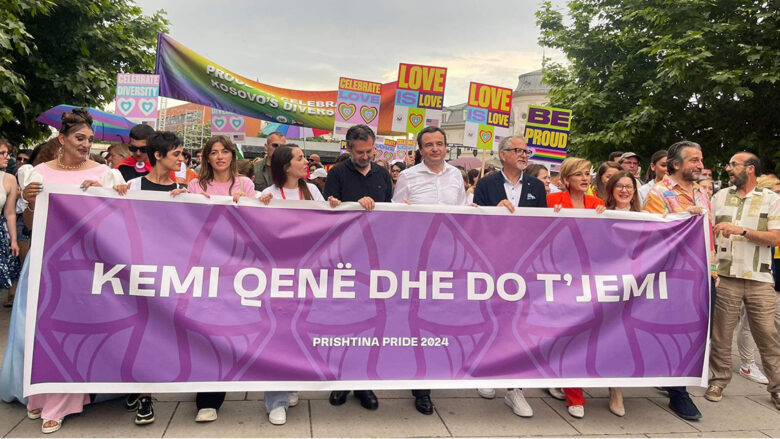 “Kemi qenë dhe do të jemi”, Kurti me ministra i prijnë “Paradës së Krenarisë” në Prishtinë