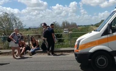 Furgoni përplaset me autokombajnën, plagosen shtatë turiste franceze në Lushnje