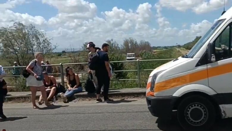 Furgoni përplaset me autokombajnën, plagosen shtatë turiste franceze në Lushnje