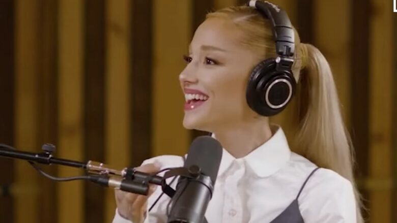 Fansat mbetën të shokuar, pasi zëri i Ariana Grande-s ndryshon në mes të intervistës