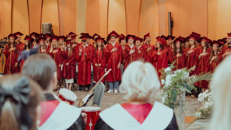 American School of Kosova shkëlqen me brezin e 20-të të diplomuarve, prindërit shfaqin emocione dhe krenari
