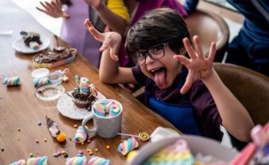 A bëhen fëmijët hiperaktivë për shkak të sheqerit?