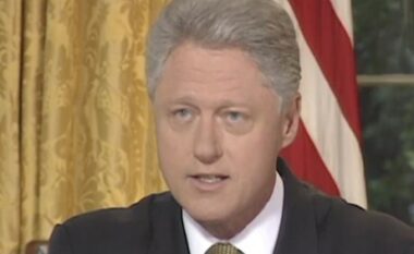 Ish-presidenti Clinton publikon videon pas sulmit 78 ditësh të NATO-s ndaj Serbisë: Sot falënderoj për 25 vjet paqe në Kosovë