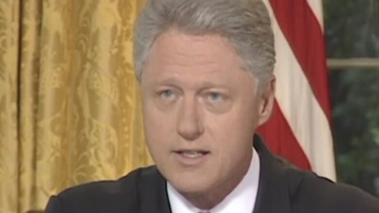 Ish-presidenti Clinton publikon videon pas sulmit 78 ditësh të NATO-s ndaj Serbisë: Sot falënderoj për 25 vjet paqe në Kosovë