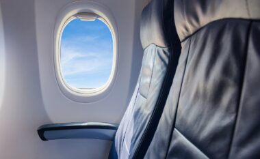 Pse roletat në dritaret e aeroplanit duhet të ngrihen gjithmonë gjatë ngritjes dhe uljes