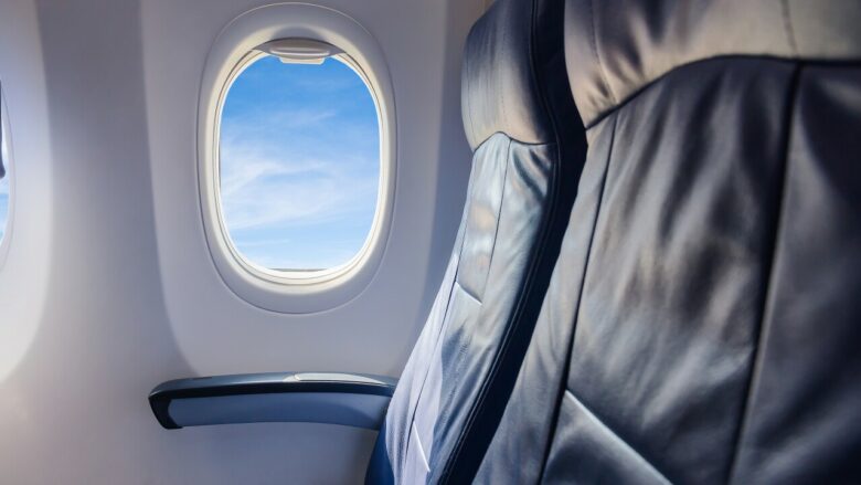 Pse roletat në dritaret e aeroplanit duhet të ngrihen gjithmonë gjatë ngritjes dhe uljes