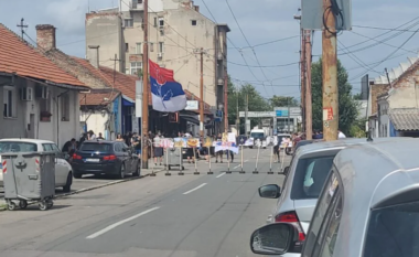 Policia e Serbisë ndalon ekipin e Kosovës të festivalit “Mirëdita, dobar dan” – kaos në Beograd, 150 huliganë pengojnë manifestimin