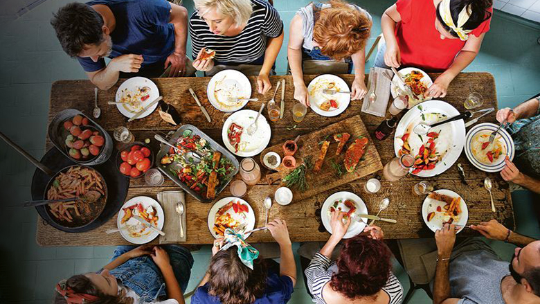 Pse të ngrënit në shoqërinë e njerëzve të tjerë ndikon në shëndetin tonë