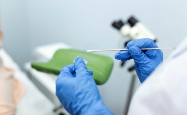 Shqyrtimi i kancerit të qafës së mitrës me tipizim e HPV-së ose pap testit?