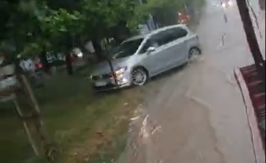 Brenda pak minutave uji i rrëmben rrugët nëpër Gjilan