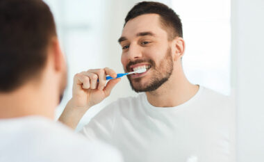 Dentisti shpjegon tre situatat ku nuk duhet të lani kurrë dhëmbët