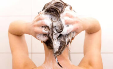Mjekja hedh poshtë ‘mitin’ e njohur për larjen e flokëve që njerëzit ende po bien