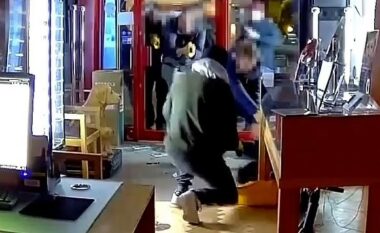 I zënë me “presh në dorë”, hajnat futen të kryejnë vjedhje në një dyqan syzesh në Londër – policia i kap në “aksion”