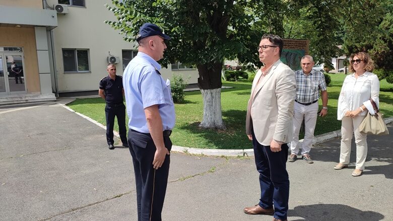 Ministri i ri i Drejtësisë viziton burgun e Idrizovës: Janë shkaktuar dëme të mëdha nga përleshja fizike