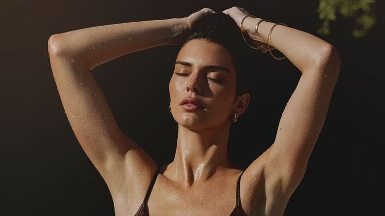 Kendall Jenner shfaq figurën e saj të mrekullueshme, teksa modelon një linjë të re të rrobave të banjës