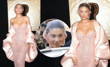 Kylie Jenner tërheq vëmendjen me një fustan elegant, por fansat bëjnë shaka se duket sikur ka veshur një rrjetë mushkonjash