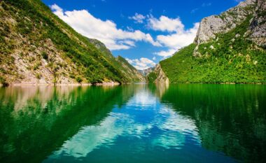 Shqipëria kërkon bashkëpunim me Kosovën për të ulur ndotjen në liqenin e Komanit