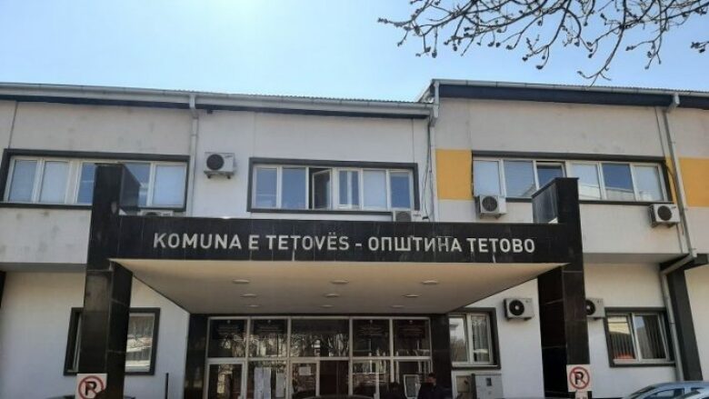 Nga e marta oborret e shkollave në Tetovë do të shfrytëzohen si parkingje