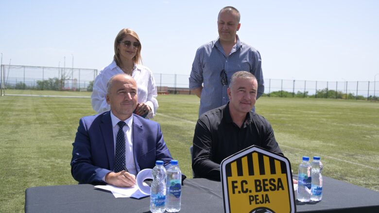 Komuna e Pejës dhe “FC Besa Peja”, nënshkrujnë marrëveshje për shfytëzim të hapësirave sportive