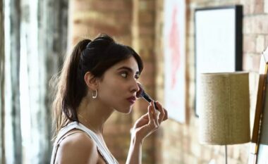 A mund të vendosni make-up nëse keni akne?