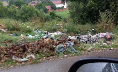 Rruga në Carivik të Klinës e bllokuar nga mbeturinat, banorët kërkojnë zgjidhje