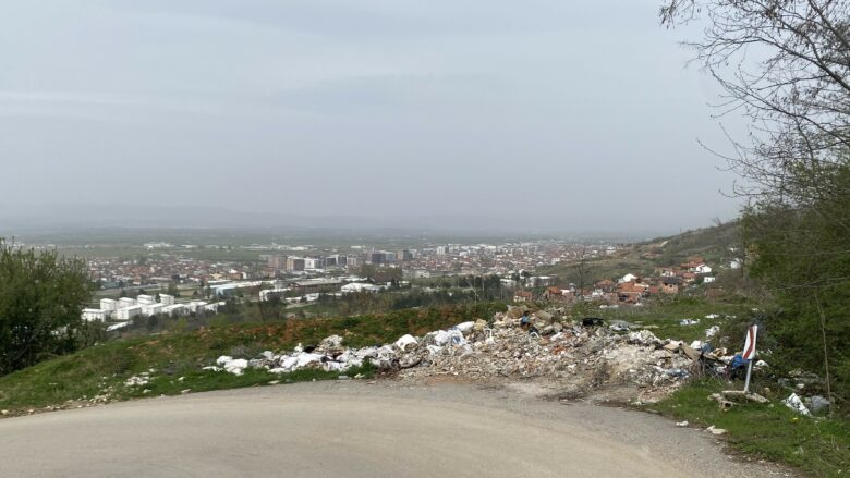 Qytetarët ankohen për mbeturinat skaj rrugës që çon në fshatin Novoselan të Prizrenit