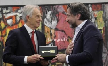 Në Prishtinë Tony Blair nderohet me “Çelësi i qytetit” dhe titullin “Qytetar Nderi i Kryeqytetit”