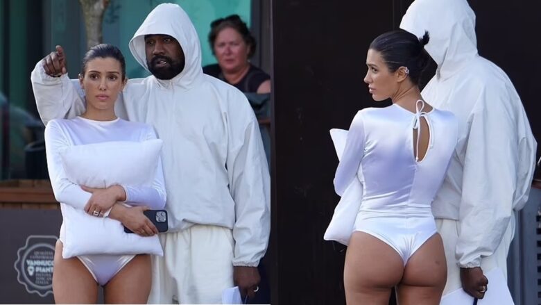 Gruaja e Kanye West, Bianca Censori mban një jastëk mbi gjoks, ndërsa kishte veshur një kostum zbulues