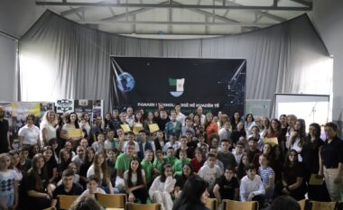 Mbahet Panairi i Teknologjisë në shkollat e Mitrovicës, nxënësit shkëmbejnë idetë